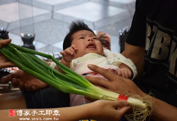 蔡寶寶(台中市北區嬰兒寶寶滿月剃頭理髮、免費嬰兒剃胎毛儀式吉祥話)。中國風會場，爸媽寶貝免費穿「日中韓」古裝禮服。專業拍照、DVD光碟、證書。★購買「臍帶章、肚臍章、胎毛筆刷印章」贈送：剃頭、收涎、抓周，三選一。 2015.11.02 照片10